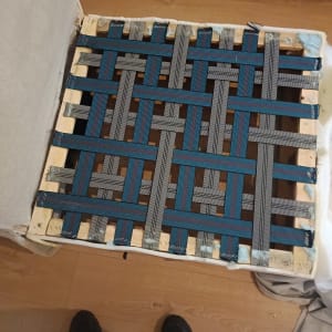 רצועות ארוגות על מסגרת עץ לריפוד רהיט