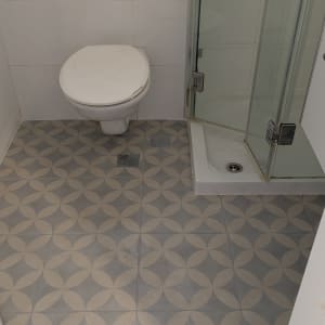 חדר אמבטיה עם שירותים ומקלחון