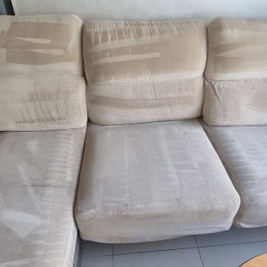 ספה נקייה לאחר ניקוי מקצועי בתחום