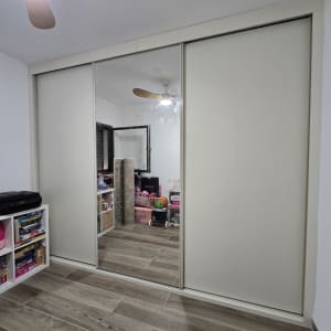 ארון בגדים עם דלתות הזזה ומראה משולבת