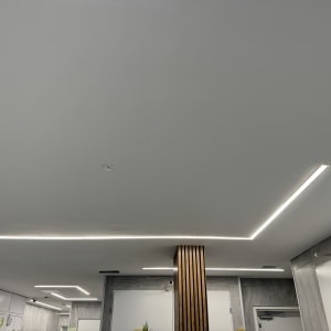 תאורת לד בתקרה עם עיצוב מודרני
