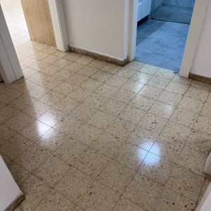 רצפה נקייה ומבריקה במסדרון ובחדר אמבטיה