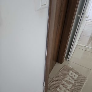 משקוף והלבשה של דלת פנים מעץ מותקן על קיר לבן