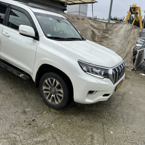 רכב לבן חונה עם פגוש קדמי נקי