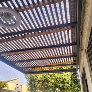 פרגולה מעץ עם מאווררים בתקרה