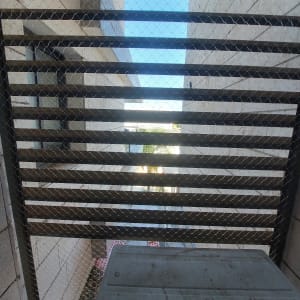 רשת מתכת למניעת כניסת יונים במרפסת