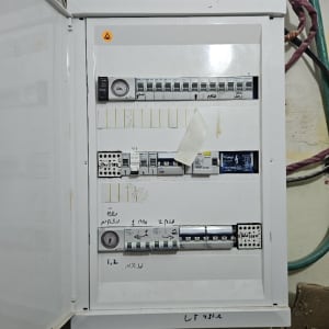 לוח חשמל עם מפסקים וחוטים חשמליים