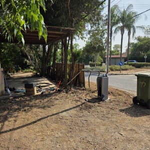 שער חשמלי עם כלים וציוד לידו