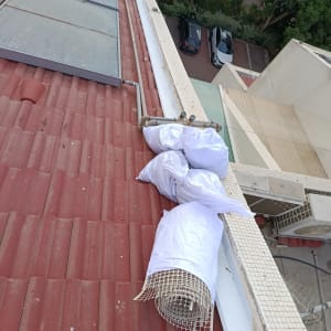 חומרים וכלים על גג רעפים אדום