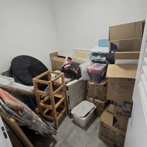 חדר אחסון עם קופסאות וכלי עבודה שונים