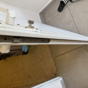 מנעול דלת עם בריחים ומנגנון נעילה