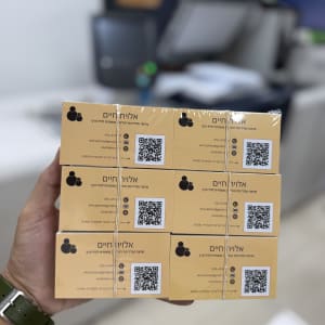 כרטיסי ביקור עם פרטי קשר ו-QR קוד