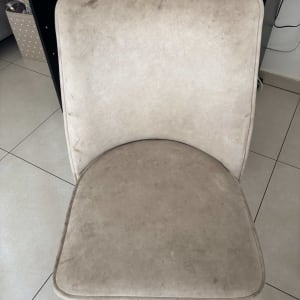 כיסא מרופד עם כתמים על הריפוד