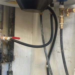 חלקים תחתונים של דוד שמש עם צינורות וחיבורים