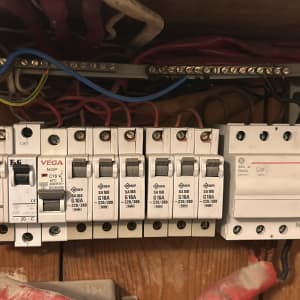 לוח חשמל עם מפסקים וחוטים חשמליים