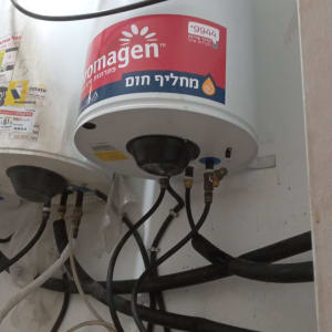 דוד שמש עם צינורות ומחברים שונים