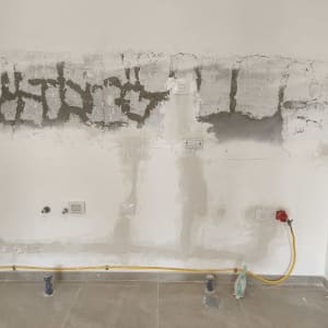 קיר עם עבודות טיח ושקעי חשמל