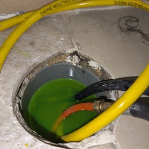 צינורות וכלים לבדיקת נזילות במערכת אינסטלציה