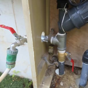 ברזים וצינורות במערכת אינסטלציה