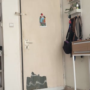 דלת עם קילוף צבע וחפצים תלויים ליד