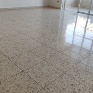 רצפה נקייה ומבריקה עם חלונות גדולים ברקע