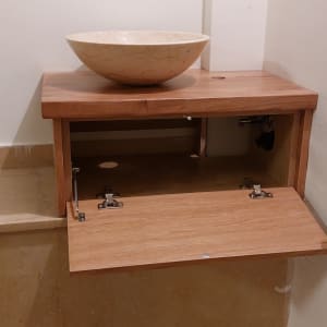 ארון עץ פתוח עם כיור אבן עגול