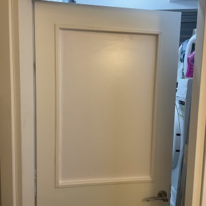 דלת לבנה פתוחה עם ידית מתכת