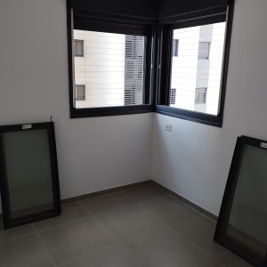 מסגרות אלומיניום שחורות עם זכוכית בחדר ריק