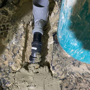 עבודת אינסטלציה עם צינור ותשתית בטון