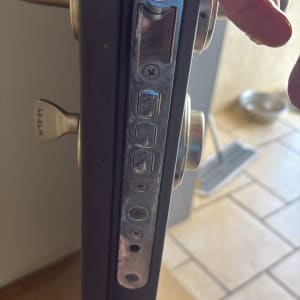 מנעול דלת עם ידית ומנגנון נעילה