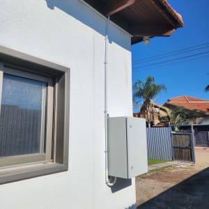 ארון חשמל מותקן על קיר חיצוני של מבנה