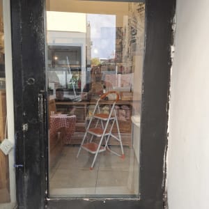 דלת זכוכית עם השתקפות של פנים החדר