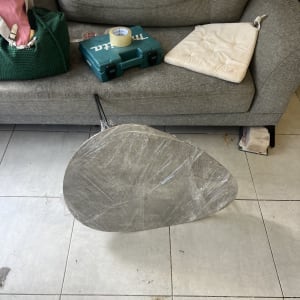 ספה עם כלים וציוד ארוזים בסלון