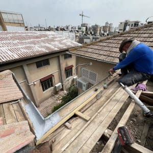 עבודת תיקון גג עם כלים וחומרים שונים
