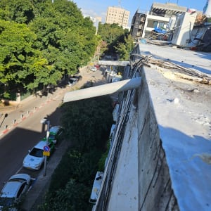 גג עם צינור בולט וחוטי חשמל