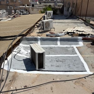 אזור גג עם יחידות מיזוג ואיטום גג