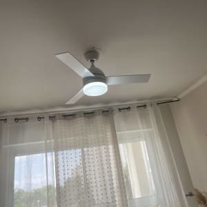 מאוורר תקרה עם תאורה דולקת בחדר