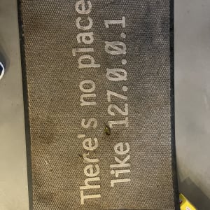 שטיח עם כתמים על רצפה אפורה