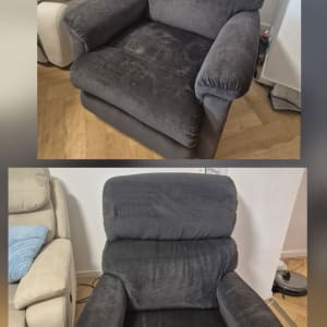 כורסאות אפורות ולבנות על רצפת עץ