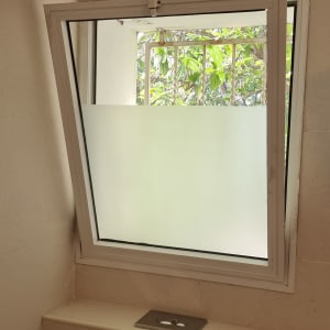 חלון זכוכית עם זכוכית חלבית בחדר אמבטיה