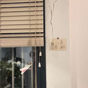 סדקים בקיר פנים לצד חלון לפני תיקון שפכטל וצביעה