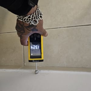 מד לחות על קיר לבדיקה בתחום הייבוש