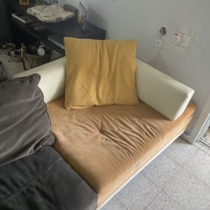 ספה עם כריות בצבעים שונים