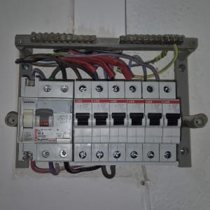 לוח חשמל עם מפסקים וחוטים צבעוניים