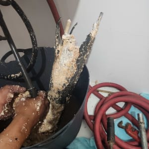 ניקוי והסרת אבנית מצינור שמש