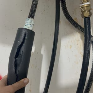 צינור פגום עם חיבורים ומחברים