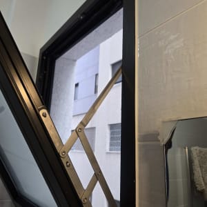 חלון אלומיניום פתוח עם מנגנון צירים