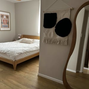 חדר שינה עם מיטה, מראה וקישוט קיר