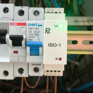 לוח חשמל עם מפסקים וחוטים