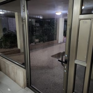 דלת זכוכית עם ידית מתכת ומנעול